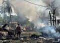 Un hombre recorre la zona donde había un mercado y un puente, que fueron destruidos por un bombardeo del Ejército, en Myanmar.