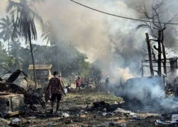 Un hombre recorre la zona donde había un mercado y un puente, que fueron destruidos por un bombardeo del Ejército, en Myanmar.