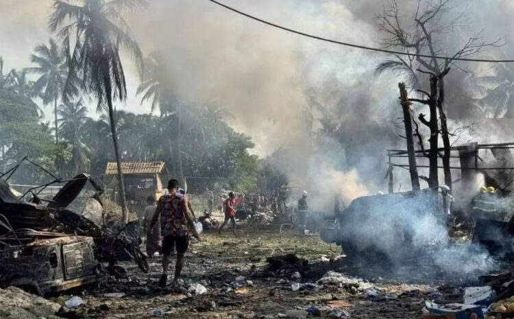 Un hombre recorre la zona donde había un mercado y un puente, que fueron destruidos por un bombardeo del Ejército, en Myanmar.