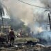 Un hombre recorre la zona donde había un mercado y un puente, que fueron destruidos por un bombardeo del Ejército, en Myanmar.