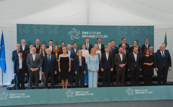 Cancilleres de países miembro de la Unión Europea posan para la foto oficial de su encuentro en Wicklow, Irlanda.