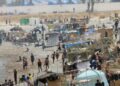 Campamento improvisado de migrantes en una playa de Ceuta