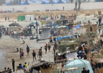 Campamento improvisado de migrantes en una playa de Ceuta