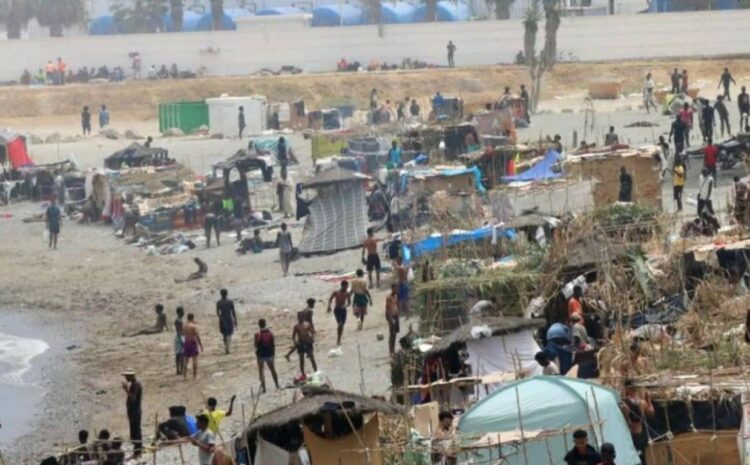 Campamento improvisado de migrantes en una playa de Ceuta