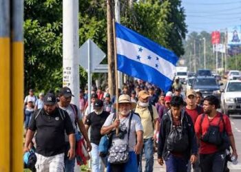 Caravana "Con Dios": 400 migrantes hondureños ingresan por el Suchiate