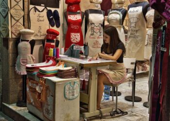Pobreza laboral en México sube a 32% y persiste brecha salarial de género: CEEY
