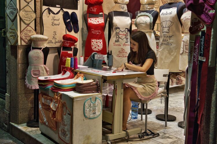 Pobreza laboral en México sube a 32% y persiste brecha salarial de género: CEEY