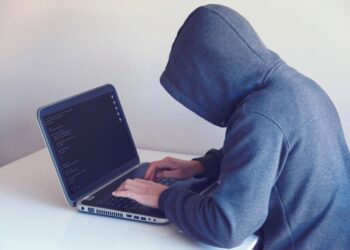 Apps falsas y QR engañosos: cómo evitar fraudes financieros