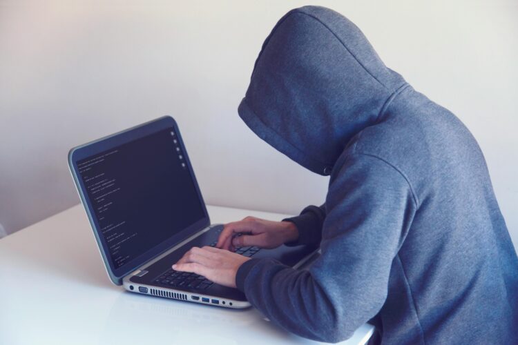 Apps falsas y QR engañosos: cómo evitar fraudes financieros