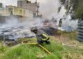 Incendio consume materiales almacenados en predio de Tultepec