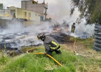 Incendio consume materiales almacenados en predio de Tultepec