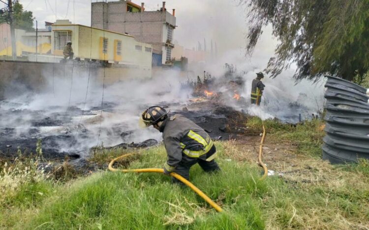 Incendio consume materiales almacenados en predio de Tultepec