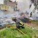 Incendio consume materiales almacenados en predio de Tultepec