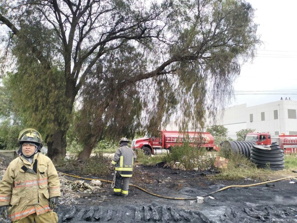 El fuego habría comenzado durante la quema de llantas o al alcanzar tubos de PVC