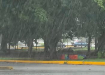 Imagen de lluvia intensa como referencia del pronóstico del Servicio Meteorológico Nacional, que prevé precipitaciones fuertes a intensas, posibles inundaciones, granizo y rachas de viento en distintas regiones de México.