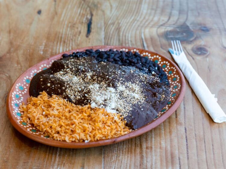 ¿Puede el brandy acompañar un buen plato de mole? Esto dicen los expertos