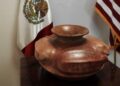 México recuperó una pieza arqueológica de Colima con más de 2 mil años de antigüedad y cuatro granos de cacao representados. | AMEXI/FOTO: INAH
