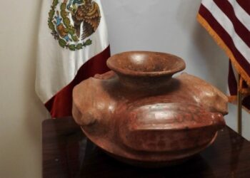 México recuperó una pieza arqueológica de Colima con más de 2 mil años de antigüedad y cuatro granos de cacao representados. | AMEXI/FOTO: INAH