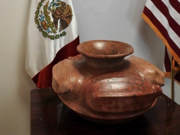 México recuperó una pieza arqueológica de Colima con más de 2 mil años de antigüedad y cuatro granos de cacao representados. | AMEXI/FOTO: INAH