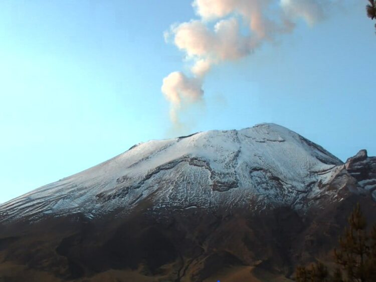 Popocatépetl registra 10 exhalaciones y ligera emisión de ceniza. | AMEXI/FOTO: Cenapred
