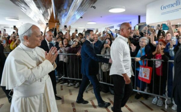El Papa León XIV bendice a la gente reunida en la puerta del hospital Gemelli