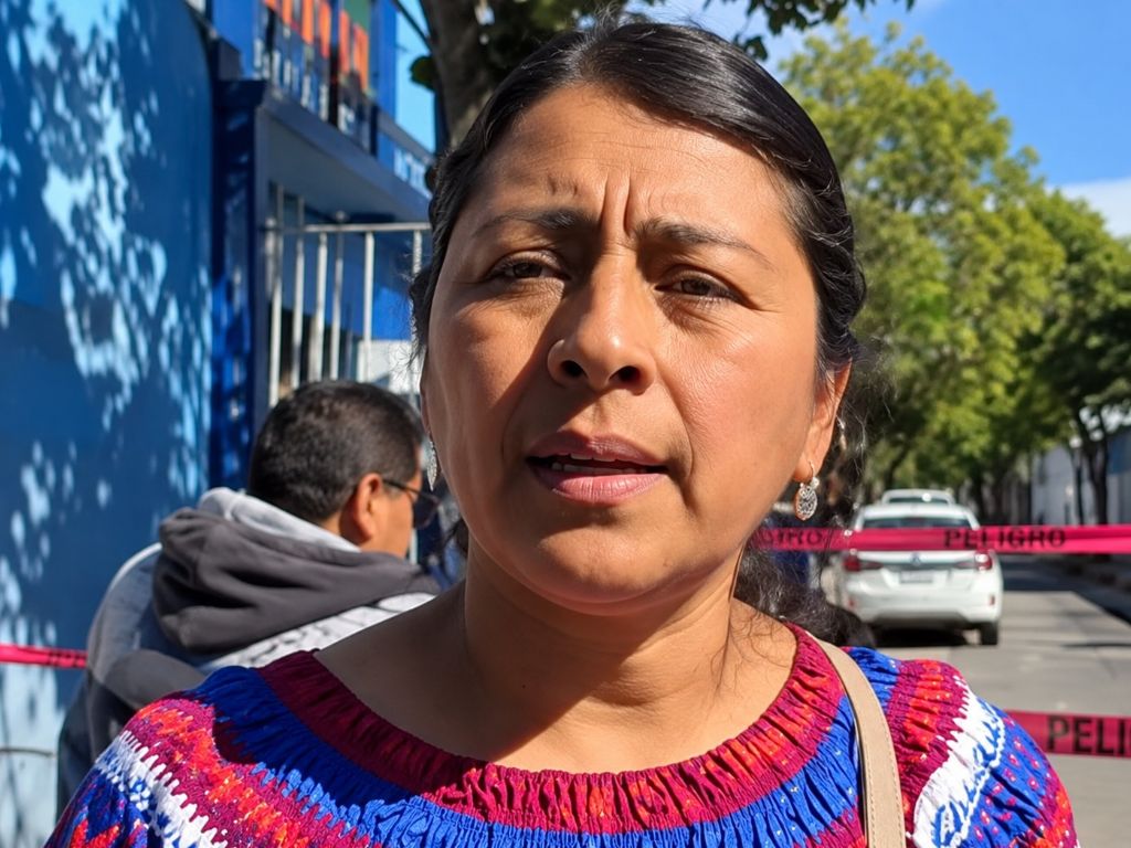 Argelia Betanzos habla durante una protesta relacionada con las órdenes de aprehensión contra habitantes de Eloxochitlán de Flores Magón.