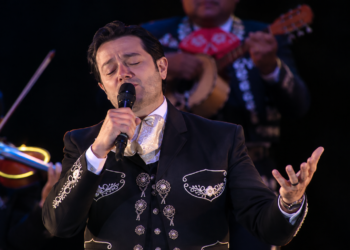 Arturo Chacón hace cantar a una Alhóndiga llena con José Alfredo Jiménez