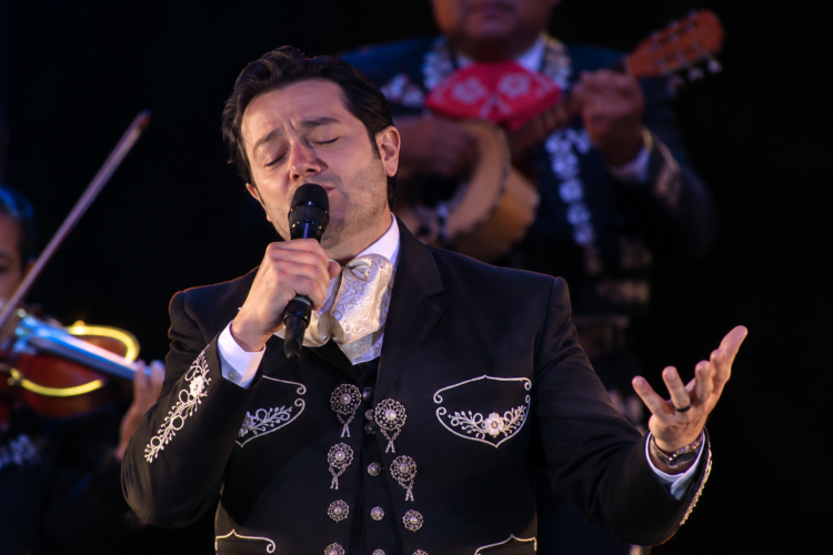 Arturo Chacón hace cantar a una Alhóndiga llena con José Alfredo Jiménez