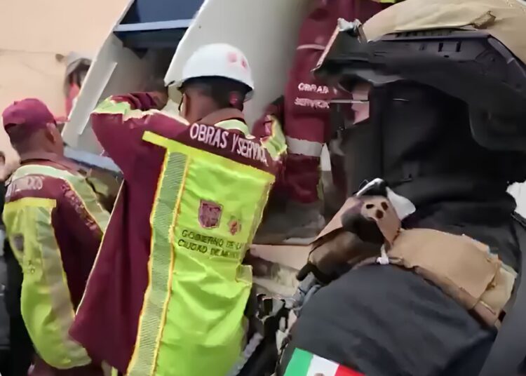 Equipos de cómputo y máquinas para extraer peluches asegurados en operativos de la CDMX.