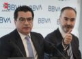Directivos de BBVA México presentan perspectivas de crecimiento económico para 2026 y 2027 ante medios de comunicación.