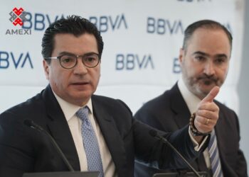 Directivos de BBVA México presentan perspectivas de crecimiento económico para 2026 y 2027 ante medios de comunicación.