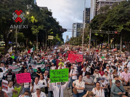 Las batas blancas inundaron las calles de la CDMX, exigiendo un aumento salarial del 10% para los trabajadores del IMSS