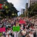 Movilizaciones en CDMX Las batas blancas inundaron las calles de la CDMX, exigiendo un aumento salarial del 10% para los trabajadores del IMSS