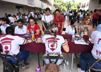 Los impuestos del pueblo de México dan para pagar las becas de los jóvenes: Sheinbaum