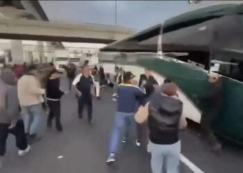 Conductores intentó romper por la fuerza el bloqueo que lleva casi 24 horas sobre la carretera México-Toluca