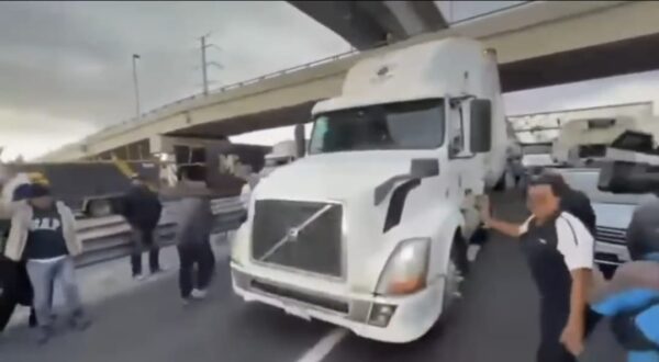 conductores intentó romper por la fuerza el bloqueo que lleva casi 24 horas sobre la carretera México-Toluca