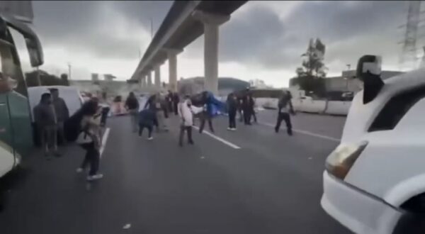 conductores intentó romper por la fuerza el bloqueo que lleva casi 24 horas sobre la carretera México-Toluca