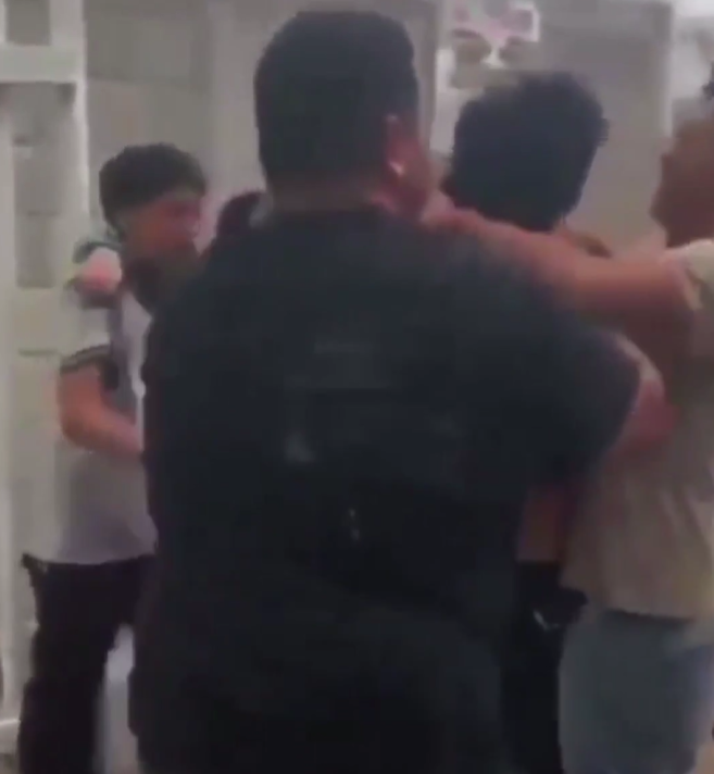 Vecinos someten a dos hermanos que atacaron una secundaria en La Unión, Torreón