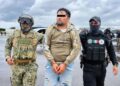 El Semáforo, presunto jefe regional vinculado al CJNG, es trasladado por dos elementos de seguridad durante un operativo federal en Oaxaca.