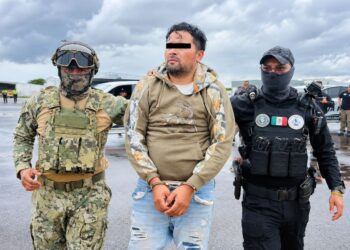El Semáforo, presunto jefe regional vinculado al CJNG, es trasladado por dos elementos de seguridad durante un operativo federal en Oaxaca.