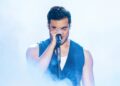 Carlos Rivera posa ante la cámara en una fotografía compartida en su cuenta oficial de Instagram, en medio del anuncio de la suspensión temporal de sus conciertos por motivos de salud.