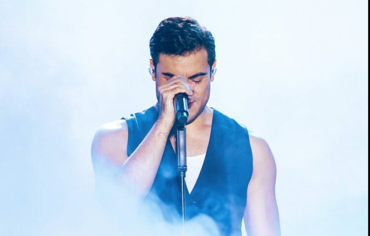 Carlos Rivera posa ante la cámara en una fotografía compartida en su cuenta oficial de Instagram, en medio del anuncio de la suspensión temporal de sus conciertos por motivos de salud.