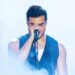 Carlos Rivera posa ante la cámara en una fotografía compartida en su cuenta oficial de Instagram, en medio del anuncio de la suspensión temporal de sus conciertos por motivos de salud.
