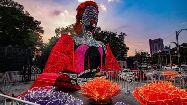 Escultura monumental iluminada de Catrina