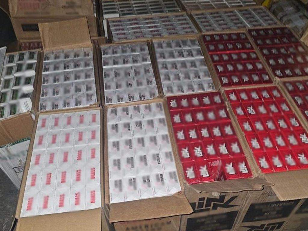 Operativos de seguridad aseguran cajas de cigarros apócrifos durante cateos en la alcaldía Cuauhtémoc, Ciudad de México.