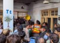 Rescatistas y voluntarios buscan a personas debajo de los restos de un techo de escuela que colapsó, en Pakistán.