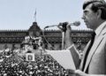 Cuauhtémoc Cárdenas pronuncia un discurso ante una multitud reunida frente al Palacio Nacional, en el Centro Histórico de la Ciudad de México.