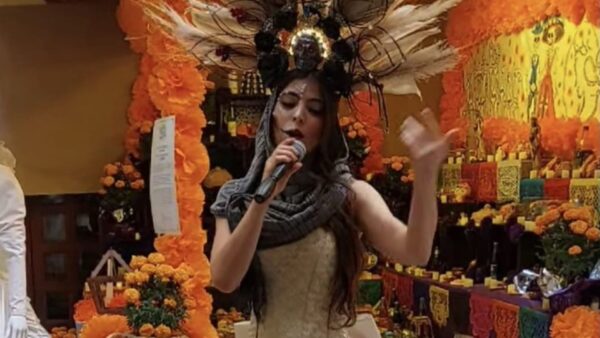 Mujer con vestido tradicional de Día de Muertos