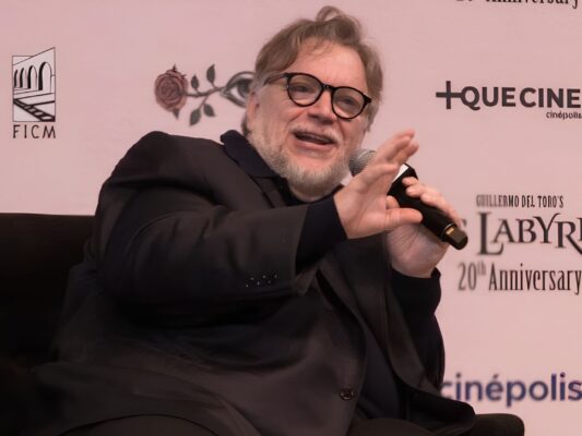 El cineasta Guillermo del Toro, en visita en Morelia, expresa solidaridad con los manifestantes por la crisis del agua en Guadalajara. AMEXI Foto