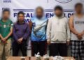 En Breves de los Estados del 26 de octubre de 2026, cinco hombres detenidos por la Fiscalía de Oaxaca, señalados como presuntos integrantes de Los Cromos, posan frente a una mesa con bolsas de presuntas drogas aseguradas durante el operativo.